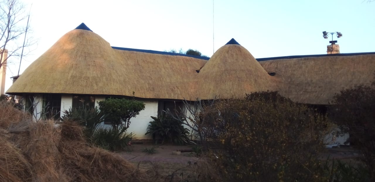 Thatched lapa by Romwe